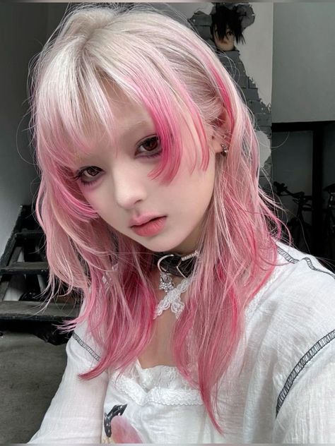 Under Highlights Hair Short, Cute Short Pink Hair, Kawaii Hair Dye Ideas, Blonde And Dyed Hair, White Hair With Colored Highlights, Pink Brown Blonde Hair, Harajuku Hair Color, Pink Eyepatch, Pink Calico Hair