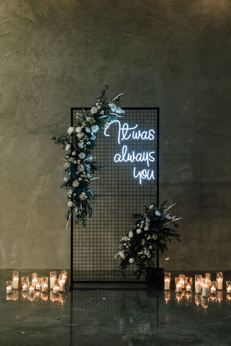 Wedding Backdrop Ideas Neon Sign, Black Metal Wedding Decor, Black Floral Arrangements Wedding, Black White And Metallic Wedding, Neon Sign Backdrop Ideas, Industrial Floral Decor, Wedding Black And White Decorations, Cute Wedding Sign Ideas, Industrial Wedding Backdrop