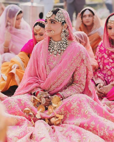 From the bride’s exquisite pink lehenga to the shimmering gold kaleere and stunning kundan jewelry, every detail about this bride is simply enchanting💕 Lehenga Colors, Pink Bridal Lehenga, Sikh Bride, Punjabi Bride, Kundan Jewelry, Pink Lehenga, Indian Bridal Dress, Traditional Bride, Punjabi Wedding