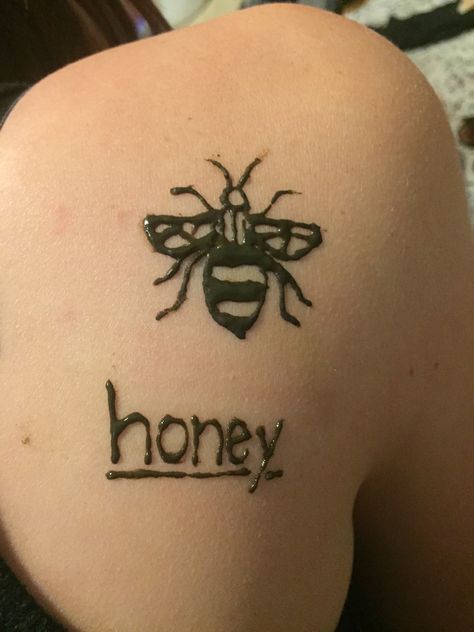 Summer (honey) henna Bee Henna Tattoo, Arm Doodles, Henna Tattoo, Honey Bee, Tattoo Quotes, Henna, Tattoo Ideas, Tattoo Designs, Honey