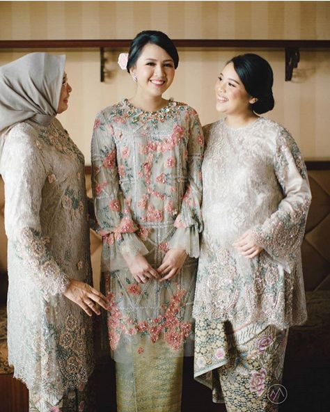 Kebaya Inspiration INDONESIA on Instagram: “When a designer gets engaged, she makes herself an intricate piece of art to be worn. Regram from @askyfebrianti . #kebayainspiration…” Kebarung Lace, Dress Brokat Modern, Kebaya Lace, Royal Wedding Gowns, Kebaya Modern Dress, Hijab Dress Party, Dress Kebaya, Modern Kebaya, Kebaya Dress