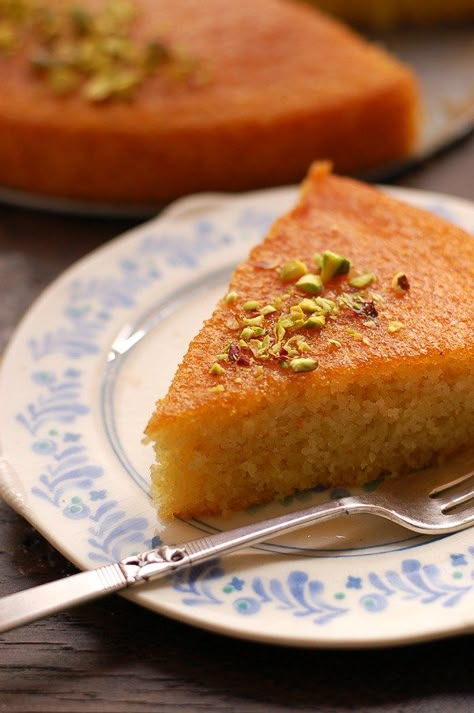 Flourless Eggless Desserts, Flourless Cakes, Semolina Cake Recipe, Semolina Recipe, Arabic Sweets Recipes, Lebanese Desserts, Semolina Cake, Middle Eastern Desserts, Lemon Cake Recipe