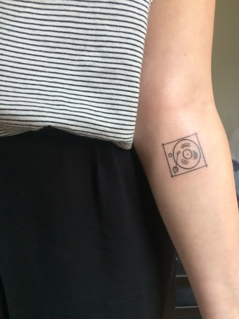 Record Tatoos, Grandpa Tatoos, Vinyl Tattoo Minimalist, Record Player Tattoo Simple, 60s Tattoo Ideas, Turntable Tattoo, Small And Cute Tattoos, Cd Tattoo, Vinyl Record Tattoo