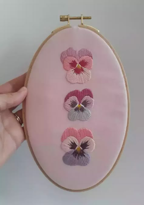 Pansy Flower Embroidery, Pansy Embroidery Pattern, Embroidery Inspiration Flowers, Embroidery On Pink Fabric, Embroidery Pansies, Pansies Embroidery, Embroidery Pansy, Pansy Embroidery, Purple Flower Embroidery