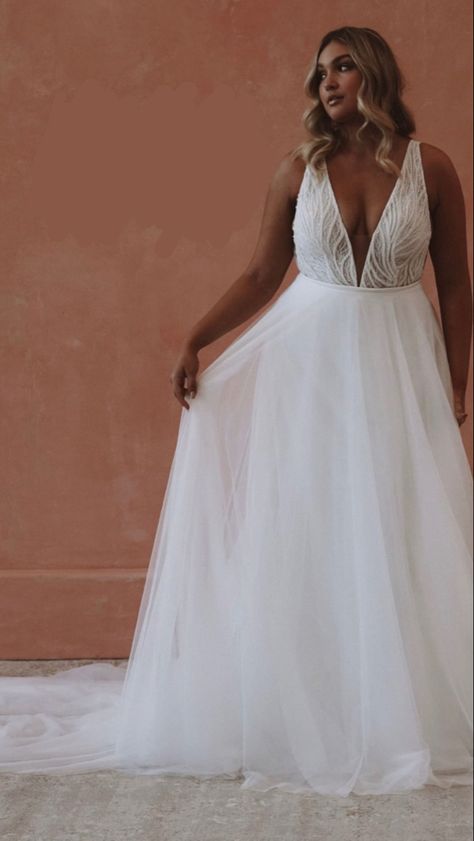 Curvy Wedding Dress Fall, Wedding Dress Styles For Large Bust, Mid Size Wedding Dresses Boho, Wedding Dresses For Large Breasted Women, Beach Wedding Dress Curve, Destination Wedding Dresses Plus Size, Rustic Chic Wedding Dress Plus Size, Wedding Dresses For Mid Size Women, Plus Size Wedding Dresses Flowy