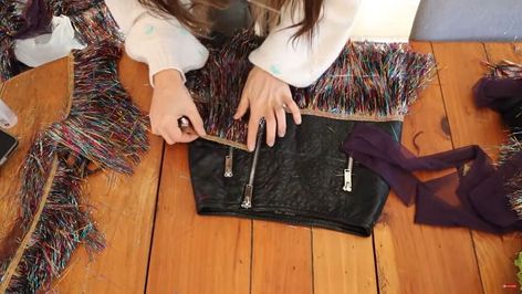 Tinsel Skirt, Diy Tinsel, Fringe Pants, Christmas Tinsel, Skirt Tutorial, Festival Diy, Diy Skirt, Holiday Outfit, Fabric Glue