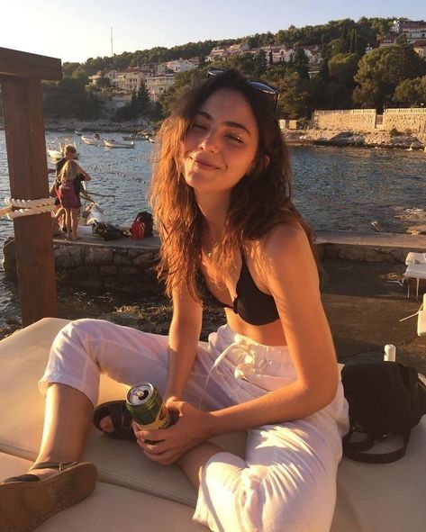 Amelia Zadro, 90's Fashion, How To Pose, 인물 사진, Instagram Inspo, Beach Aesthetic, Inspirational Pictures, Instagram Inspiration, Kendall Jenner