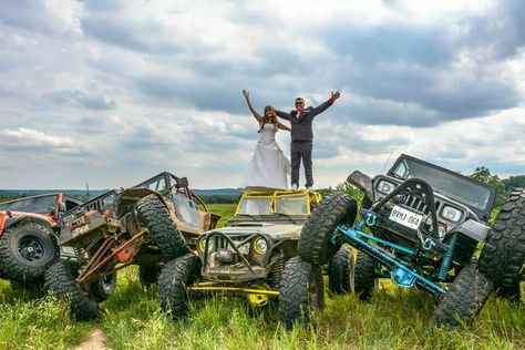 Jeep Wedding Ideas, Mudding Wedding, Jeep Wedding, Jeep Pictures, Country Wedding Photos, Cookies Wedding, Vowel Renewal, Holly Wedding, Shotgun Wedding