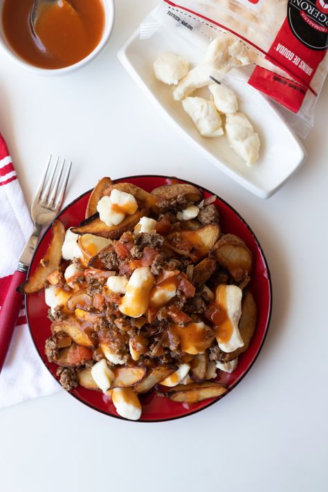 Célébrons ensemble l'arrivée d'une autre vague de chaleur. Quoi de mieux pour se faire plaisir qu'une bonne poutine au casse-croûte du coin! C'est notre inspiration de la semaine. Voici ce qu'il vous faut pour la réaliser :  1. Frites en quartier avec la pelure 2. Sauce BBQ 3. Nos brins de gouda 4. Steak haché 5. Tomates et oignons  Attrapez vos lunettes soleil, votre chapeau et votre poutine et appréciez le moment présent! L'été passe si vite, il faut en profiter!   #JeudipoutineBergeron Poutine, Sweet And Sour Pork, Healthy Meals, Food Truck, Hot Dogs, Pesto, Montreal, Steak, Michigan