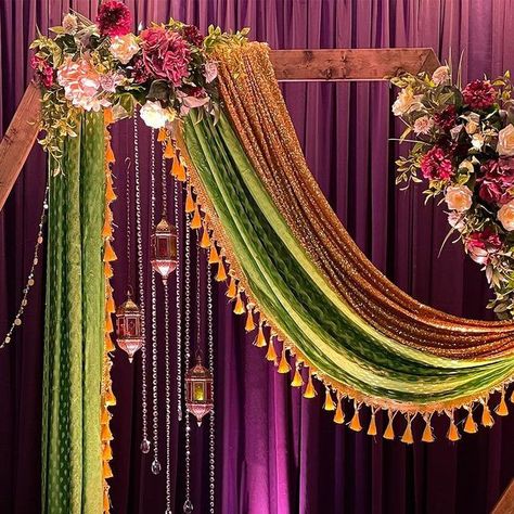 Event Envy on Instagram: "Intimate and modern twist to mehndi decor. #eventdecoration #modernmehndidesigns #mehndistage #backdrops #lanterns #sangeetdecorideas #pakistaniwedding #southasianweddings #woodenframe #eventenvy" Mehndi Backdrop, Mehndi Stage, Modern Mehndi Designs, Mehndi Decor, South Asian Wedding, October 23, Flower Ideas, Pakistani Wedding, Wedding Flower