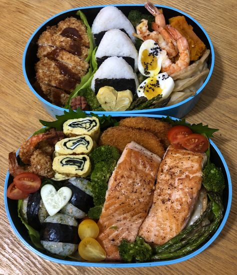 Salmon Bento Lunch, Japanese Food Bento Lunch Boxes, Japanese Bento Box Lunch Aesthetic, Bento Box Lunch Aesthetic, Bento Box Meals, Salmon Bento, Tuna Onigiri, Bento Box Lunch For Adults, Onigiri Bento