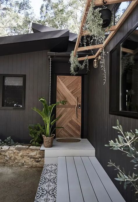 A cozy modern porch with a grey wooden floor, a potted plant in a basket and a catchy geometric wooden floor Modern Front Porch Decor, Aesthetic Home Design, Grey Wooden Floor, Upstate House, Modern Front Porches, Beach House Renovation, Owner Builder, Modern Porch, Ranch Homes