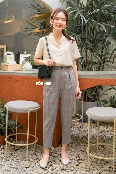 Clinic Work Outfits, Style Kantor, Business Formals, Summer Corporate, Work Outfits Office, Office Wear Women Work Outfits, Mother Style, Trousers Women Outfit, Formal Pants Women