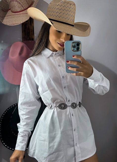 Cowgirl Chic Outfits, Fringe Bottom Jeans, Western Glam Outfit, Paris Winter Fashion, Western Cowgirl Outfits, Traje Cowgirl, Casual Country Outfits, Cowgirl Style Outfits, Looks Country