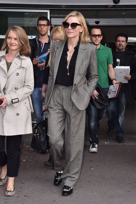 Cate Blanchett and her airport style. #airportstyle #travelstyle #fashion #style #cateblanchett #outfits Woman In Suit, Brogues Style, Travel Outfits, Elegante Casual, At The Airport, Cate Blanchett, Airport Style, Kristen Stewart, Cannes Film Festival