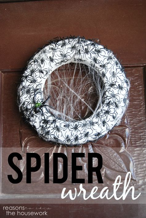 Penny Table, Spider Wreath, Door Hangings, Halloween Crafts Decorations, Halloween Diy Crafts, Decor Gift Ideas, Halloween Deco, Halloween Spider, Gift Wrapping Ideas