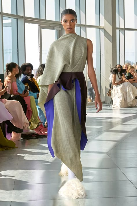 Roksanda Spring 2025 Ready-to-Wear Collection | Vogue Spring Fashion Week, Leon Bakst, Structured Fashion, Colour Magic, Eccentric Style, Clothing Guide, Runway Fashion Couture, 2025 Fashion Trends, 2025 Fashion