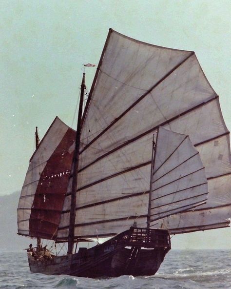 Traditional Chinese Aesthetic, Chinese Junk Boats, Traditional Ship Tattoo, Chinese Boat, Boat Icon, Junk Boat, Boat Illustration, Sea Storm, Chinese Aesthetic