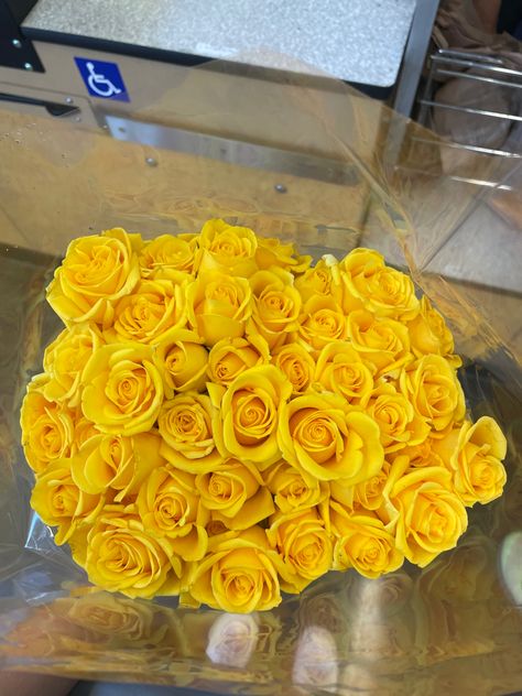 #roses #bouqet #yellow Yellow Glitter Roses, Flowers Yellow Roses, Yellow Roses Bouquet, Yellow Flowers Bouquet, Yellow Rose Bouquet, Yellow Rose Flower, Money Bouquet, Clothing Reference, Birthday Bouquet