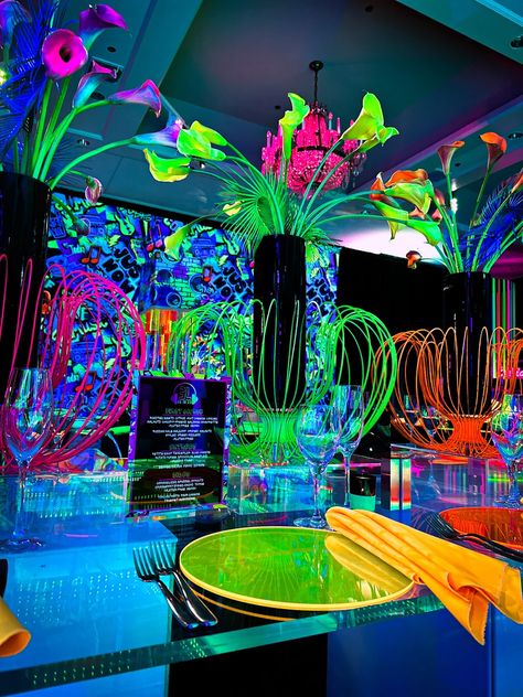 Nightclub Tables, Neon Table, Neon Birthday, Cocktail Ideas, Havana Nights, Music Party, Neon Party, Centerpiece Ideas, Winter Party