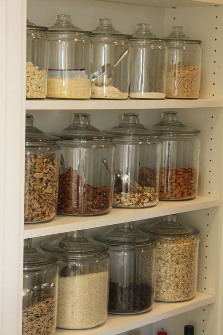 Using glass or plastic containers to store your baking goods gives a nice uniform look and it's easy to see what you have. Organizing Pantry, Kitchen Vibes, Pantry Closet, Kitchen Hacks Organization, Pantry Storage, Kitchen Accents, Pantry Organization, Kitchen Pantry, Glass Containers