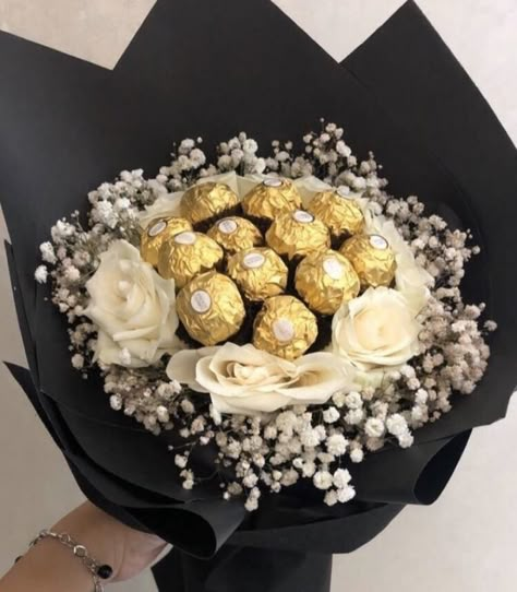 Chocolate Flowers Bouquet, Food Bouquet, Chocolate Bouquet Diy, Candy Bouquet Diy, Edible Bouquets, Sweet Bouquet, Flower Bouquet Diy, Flower Box Gift, Diy Gift Set