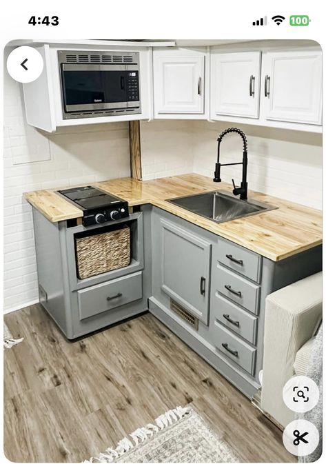 Mini Kitchen With Island, Farmhouse Decor Tiny House, Small Kitchennete Modern, Diy Small Kitchenette, Mini Home Kitchen, 6x6 Kitchen Layout, Tiny House Kitchenette, Tiny Kitchenette Ideas, Small Corner Kitchen Layout