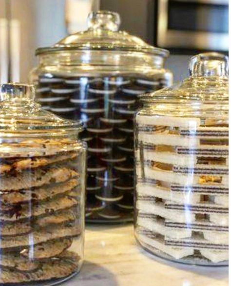 Biscuit Jars Display, Oreo Cookie Jar Display, Snack Jar Ideas, Apartment Pantry Organization, Cookie Jars Display, Cookie Jar Ideas, Cookie Jar Display, Kitchen Jars Decor, Apartment Pantry