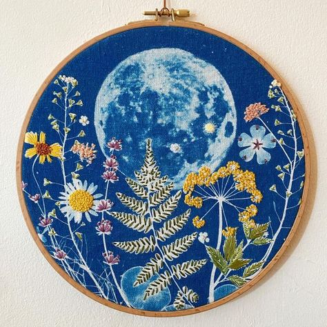 Solar Dyeing, Cyanotype Art, Embroidery On Linen, Cyanotype Process, Embroidery Hoop Crafts, Contact Print, Fibre Art, Farm Stand, Contemporary Fabric