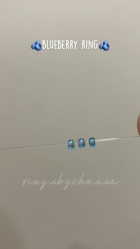 Easy Beaded Ring Tutorial, How To Tie A Beaded Ring, How To Make Animals Out Of Beads, Cat Beads Ring, Blueberry Beaded Bracelet, Cute Seed Bead Rings, Tiny Bead Ideas, How To Make Cute Jewelry, Seed Beads Tutorials