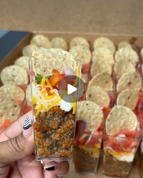 Catering Display Mexican Food, Mexican Finger Foods, Mexican Board, Taco Appetizers, Shot Party, Mexican Food Recipes Appetizers, Mexican Party Food, Individual Appetizers, Appetizer Display