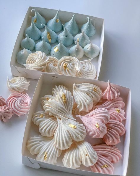 zenobiatavares Valentines Meringues, Box Of Love, Love And Kisses, Meringue Desserts, Homemade Chicken Noodle, Pavlova Recipe, Homemade Hamburger, Hamburger Helper, Meringue Cookies