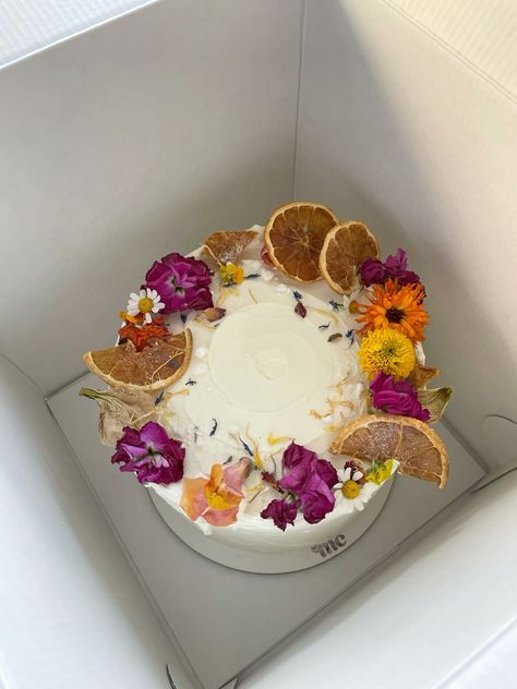 Fall Flowers Birthday Cake, Sunset Bday Cake, Garden Birthday Cake Ideas, Lily Cake Birthday, Simple Cake With Real Flowers, Homemade Birthday Cake Aesthetic, Strawberry Flower Cake, Aesthetic Cake Recipe, 26th Birthday Ideas For Women