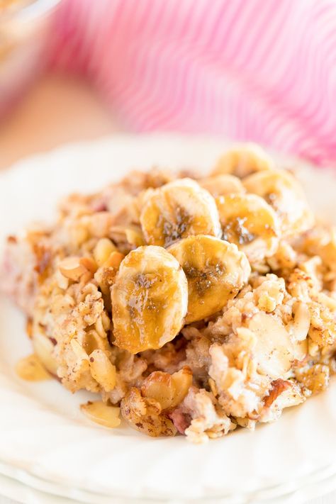 This Raspberry Almond Baked Oatmeal is an easy and delicious breakfast recipe, add bananas for extra flavor! Banana Breakfast Cookies, Veggetti Recipes, Raspberry Banana, Yummy Breakfast Ideas, Oat Meal, Banana Baked Oatmeal, Family Breakfast Recipes, Raspberry Cookies, Easy Breakfasts