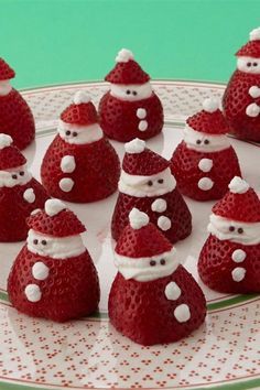 Rustic Christmas Food, Dinner Christmas Ideas, Easy Christmas Fruit Ideas, Christmas Food Table Decorations, Red Christmas Food Board, Christmas Picky Food, What To Cook For Christmas Dinner, Christmas Food Dinner Table, Christmas Party Desert