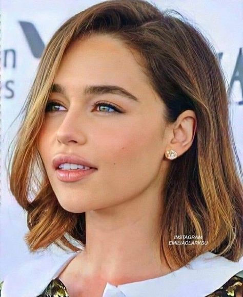 Emilia Clarke Makeup, Emilia Clarke Hair, Emilia Clarke Pics, Types Of Eyebrows, Blonde Eyebrows, Headshots Women, Famous Girls, Emilia Clarke, Medium Hair Styles