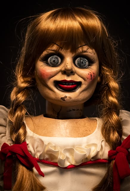 Conjuring Doll, Annabelle Horror, The Conjuring Annabelle, Backpacks Disney, Annabelle Doll, Animated Halloween Props, Dolls Halloween, Lorraine Warren, Nghệ Thuật Kinh Dị