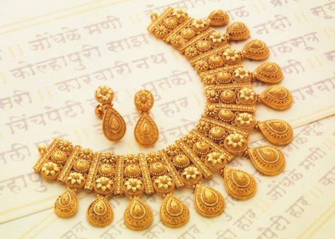 3 Tola Gold Set Design, Tanishq Jewellery Gold Necklaces Bridal, Tanishq Jewellery Gold Necklaces, 10 Grams Gold Necklace Indian, Aesthetic Vintage Jewelry, Vintage Jewelry Aesthetic, Engagement Ring Non Traditional, Tanishq Jewellery, Necklace Women Gold