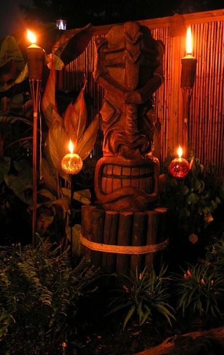 Tiki Hawaii Party Ideas, Tiki Garden Ideas Backyards, Tiki Garden Ideas, Tiki Backyard Ideas, Tiki Aesthetic, Tiki Bar Restaurant, Tiki Backyard, Spooky Island, Tiki Lights