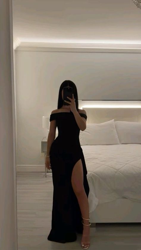 Dress For Ball, Long Black Dress Outfit, Mode Zara, All Black Dresses, Classy Prom Dresses, Stunning Prom Dresses, Black Dress Outfits, Prom Dress Inspiration, Cute Prom Dresses