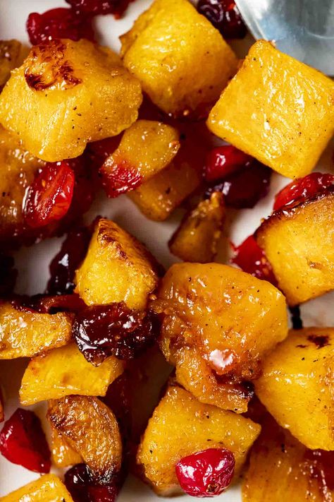 Roasted with cinnamon, honey and a touch of spice, this Cinnamon Roasted Butternut Squash is the perfect holiday side dish, great for wowing those Thanksgiving guests, or impressing your co-workers at the company potluck. Butternut Squash Low Carb, Butternut Squash With Cranberries, Butternut Squash Side Dish, Touch Of Spice, Holiday Side Dish, Acorn Squash Recipes, Cinnamon Honey, Vegetarian Side Dishes, Brown Spots Removal