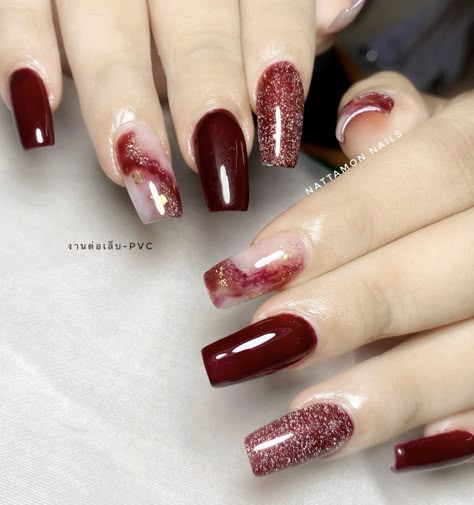 Ruby Nail Art, Nail Art Maroon Marble, Red Marble Nail Designs, Nail Merah, Marble Red Nails, Nailart Merah Maroon, Nail Art Merah Maroon, Nailart Maroon, Nail Art Merah