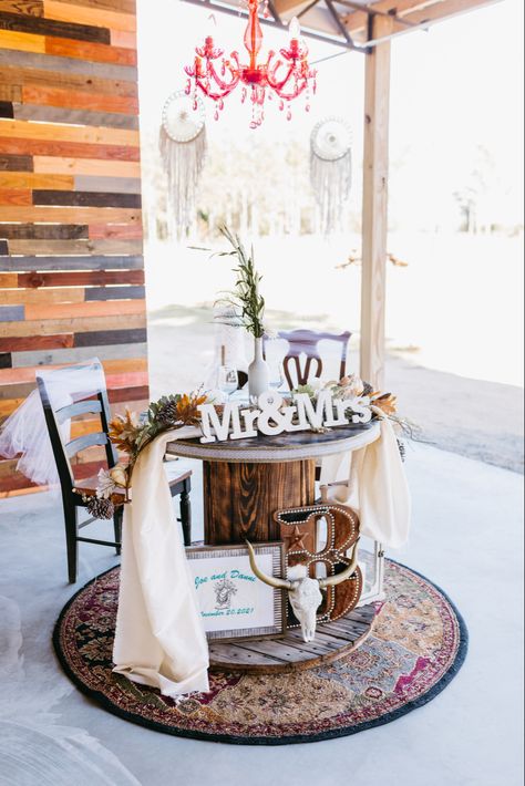 Spool Table Wedding Ideas, Wire Reel Wedding Ideas, Wood Spool Wedding Ideas, Wire Spool Tables Wedding, Wire Spool Wedding Ideas, Spool Table Ideas Wedding, Western Bride And Groom Table, Grooms Table Ideas, Spool Table Ideas