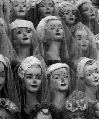 Reminds me of the Stepford Wives (original book); from Ghost Hunting Theories: Mannequin Horror Movies Creepy Vintage, Vintage Mannequin, Hat Display, Mannequin Heads, Foto Art, Creepy Dolls, Alam Yang Indah, White Photo, Dieselpunk