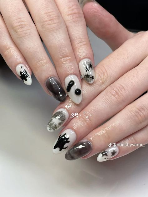 Fierce and Fun Cat Nail Art Designs Featuring 3D and Holographic Effects Gothic Nails Almond, Cat Acrylic Nails, Raccoon Nails, Halloween Nails Cat, Animal Crossing Nails, Carina Core, Black Cat Nail Art, Cat Nail Art Designs, Black Cat Nail