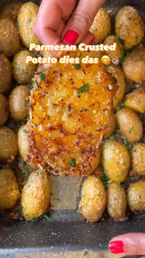 Potato Slices, Resipi Kek, Healthy Potato Recipes, Potato Recipes Side Dishes, Makanan Diet, Parmesan Crusted, Potato Side Dishes, Side Recipes, Food Videos Cooking