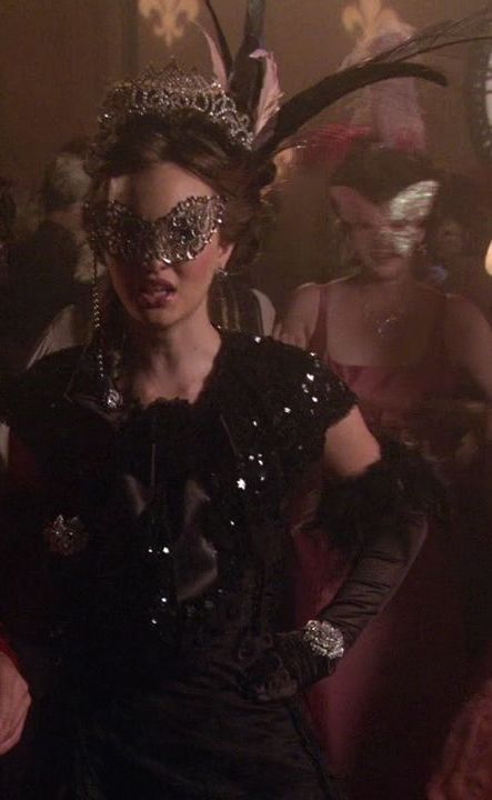 1x06 Old Hollywood Masquerade, Blair Waldorf Party Theme, Masquerade Party Aesthetic, Haunted Masquerade, Masquerade Ball Aesthetic, Mascarade Ball, Vanessa Abrams, Mode Gossip Girl, Estilo Blair Waldorf