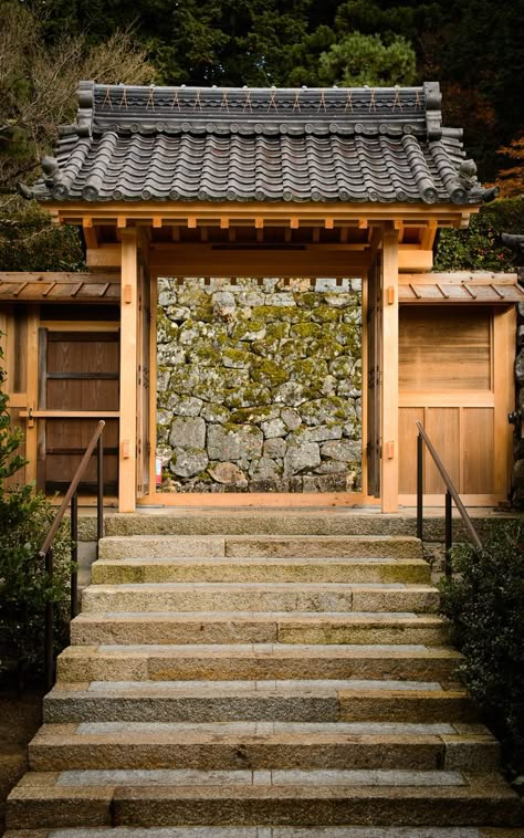 Japanese Home Modern, Japanese Gates, Japanese Entrance, Round Gazebo, Modern Japanese House, Japanese Gate, Modern Japanese Architecture, Japanese Buildings, Traditional Japanese Architecture