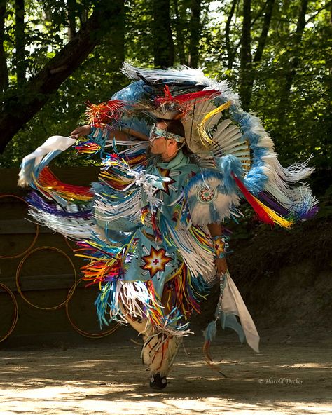 Native American Dancing Indigenous Ceremony, Native American Outfits, Native American Dancing, Indigenous Dance, Diversity Fashion, Native American Pow Wow, Native American Folklore, Movie Producer, Native American Dance