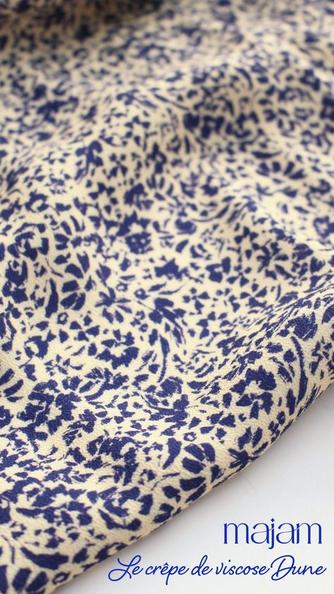 Ce magnifique crêpe de viscose à motif Dune est certifié Oeko-Tex et composé de 100% viscose. Le tissu sera parfait pour coudre blouses, chemisiers et robes ! Portugal, Blouses, France